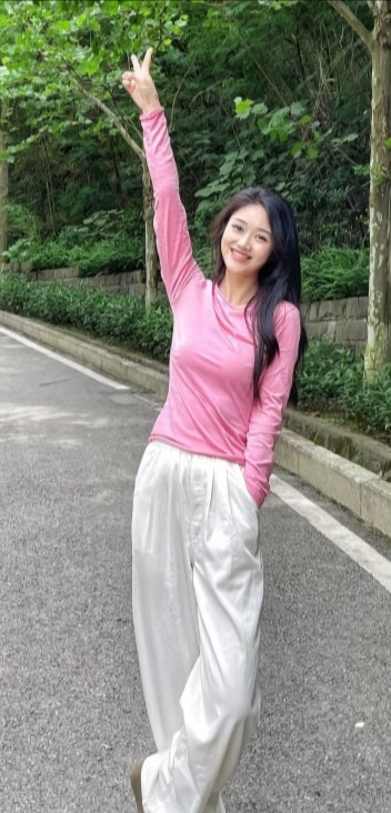 漫步小泾，粉色少女的自在瞬间