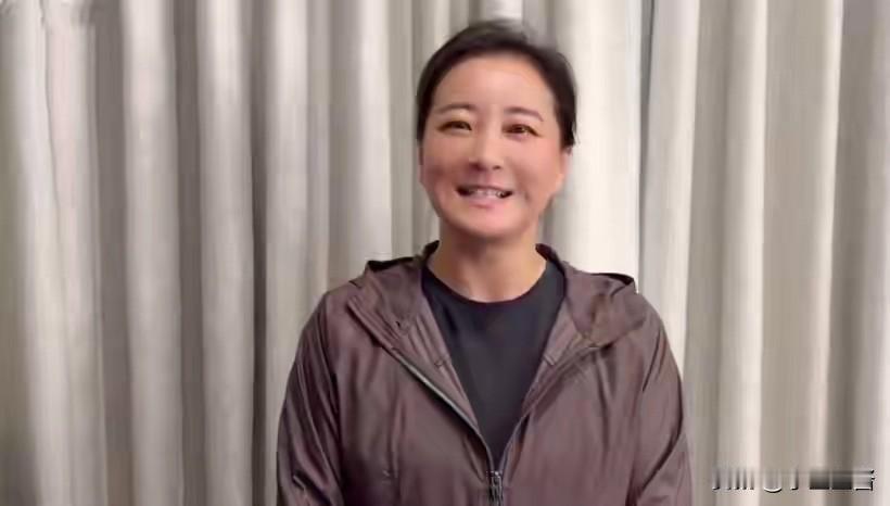 贾玲，近照曝光。11月14日，43岁的贾玲，近照曝光，这一次，不是宣传新电影