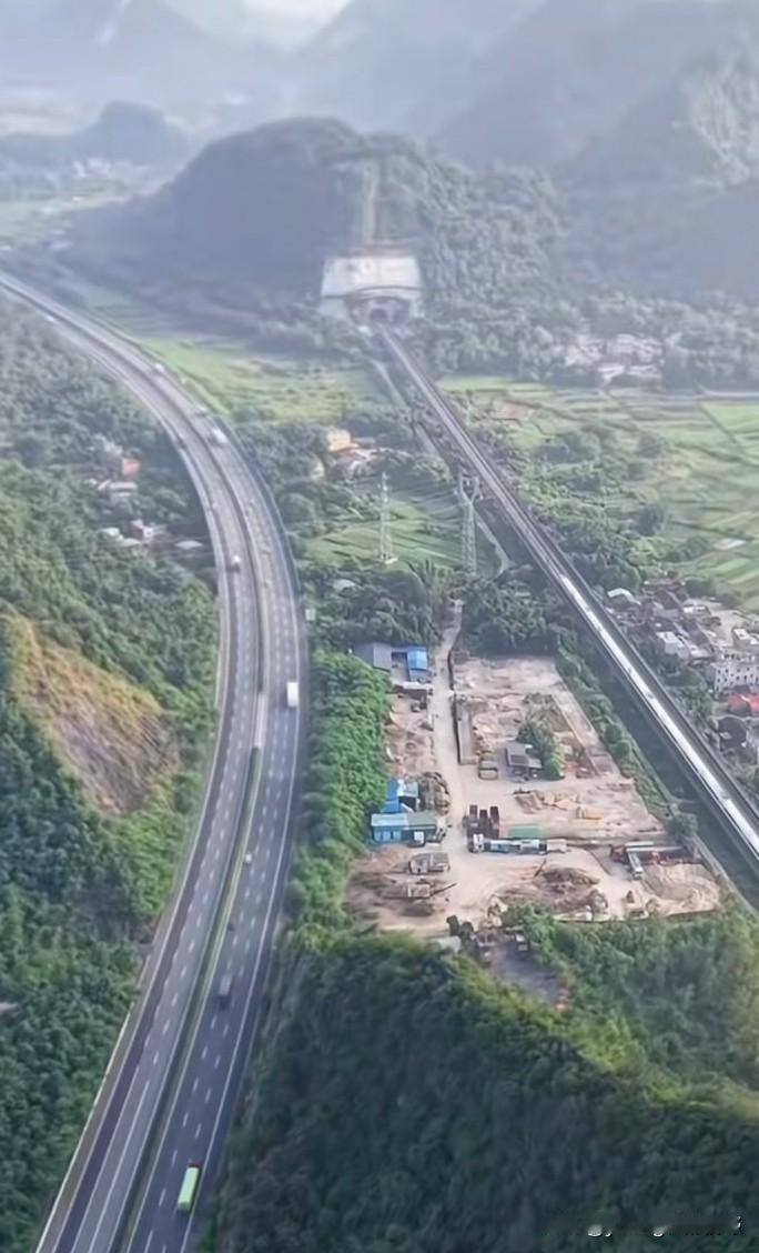 广东北上出省的两条重要通道——京港澳高速与乐广高速。京港澳高速当年也叫做京珠高速