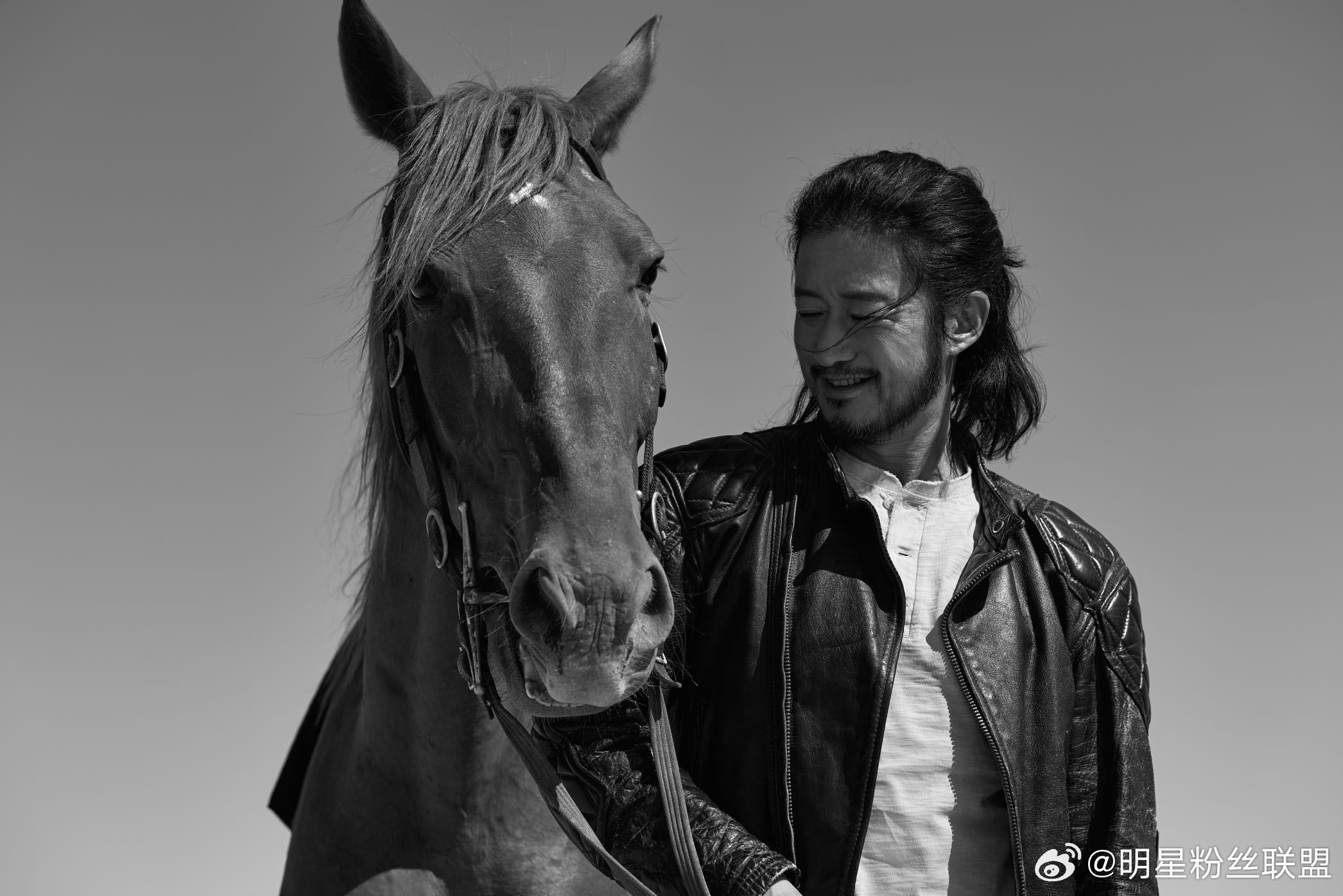 吴京这组帅得不太吴京这组图夯爆了，反差感被这个吴京轻松拿捏！每一张照片都自带反