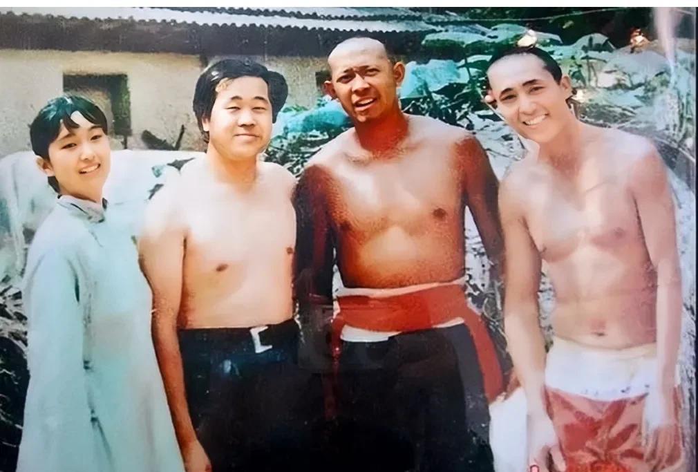 这张照片展现出了巩俐与莫言和姜文以及张艺谋1988在“红高粱”拍摄现场的情景，那