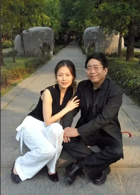 1992年，在深圳打工的李红回上海探亲。她在给丈夫余秋雨整理书桌时，发现了一封丈