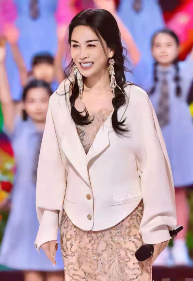 我的妈呀！这是那英吗？怎么比年轻时还美这是越活越出彩的节奏啊，要学的就是这股子