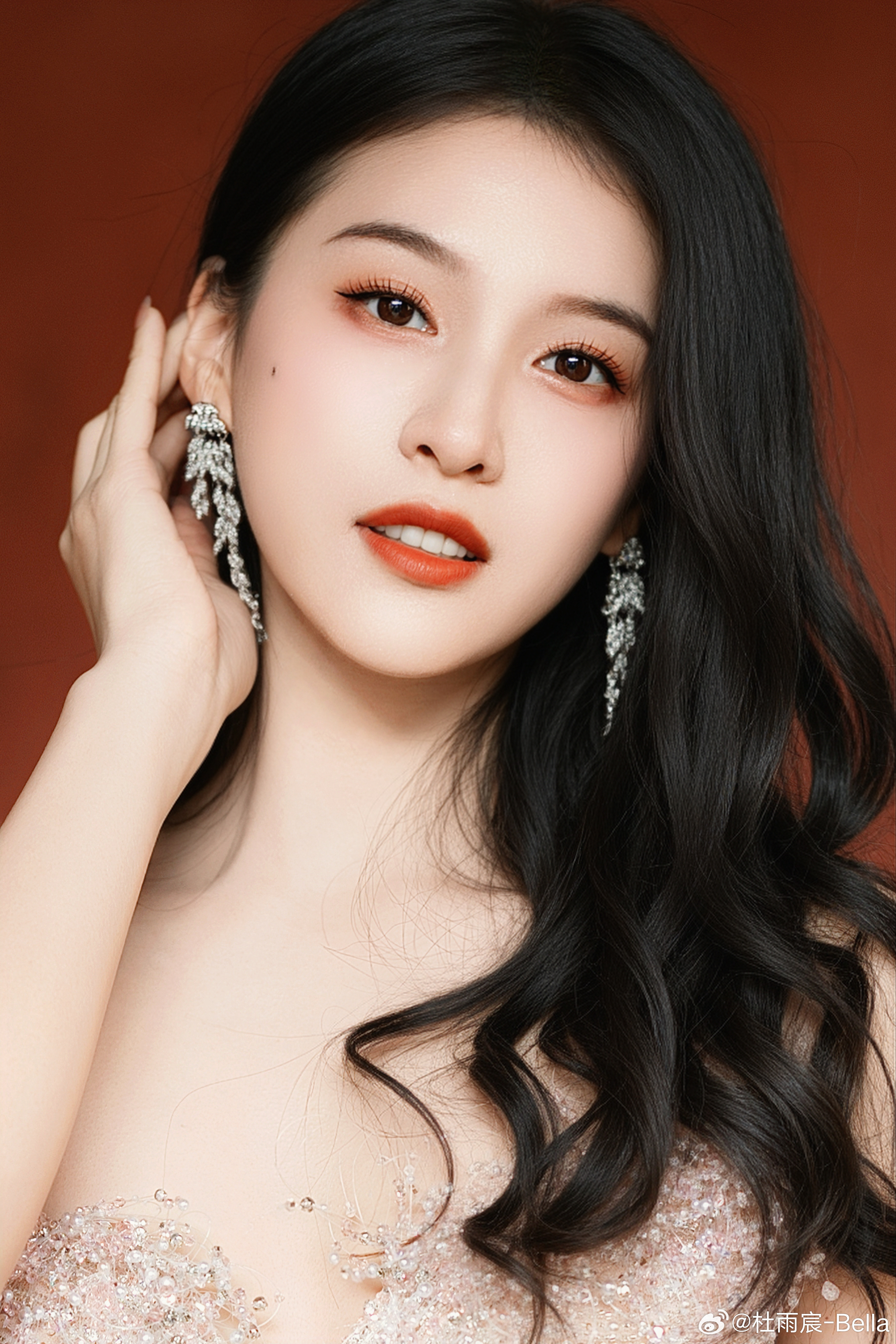 杜雨宸耳间碎钻摇曳，唇色娇艳欲滴，举手投足间皆是精致，美得让人挪不开眼。