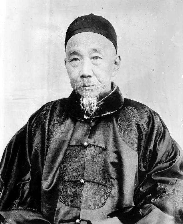 一天，左宗棠的妻子问他:你每年收入多少？左宗棠说:4000两白银。妻子一听勃然大