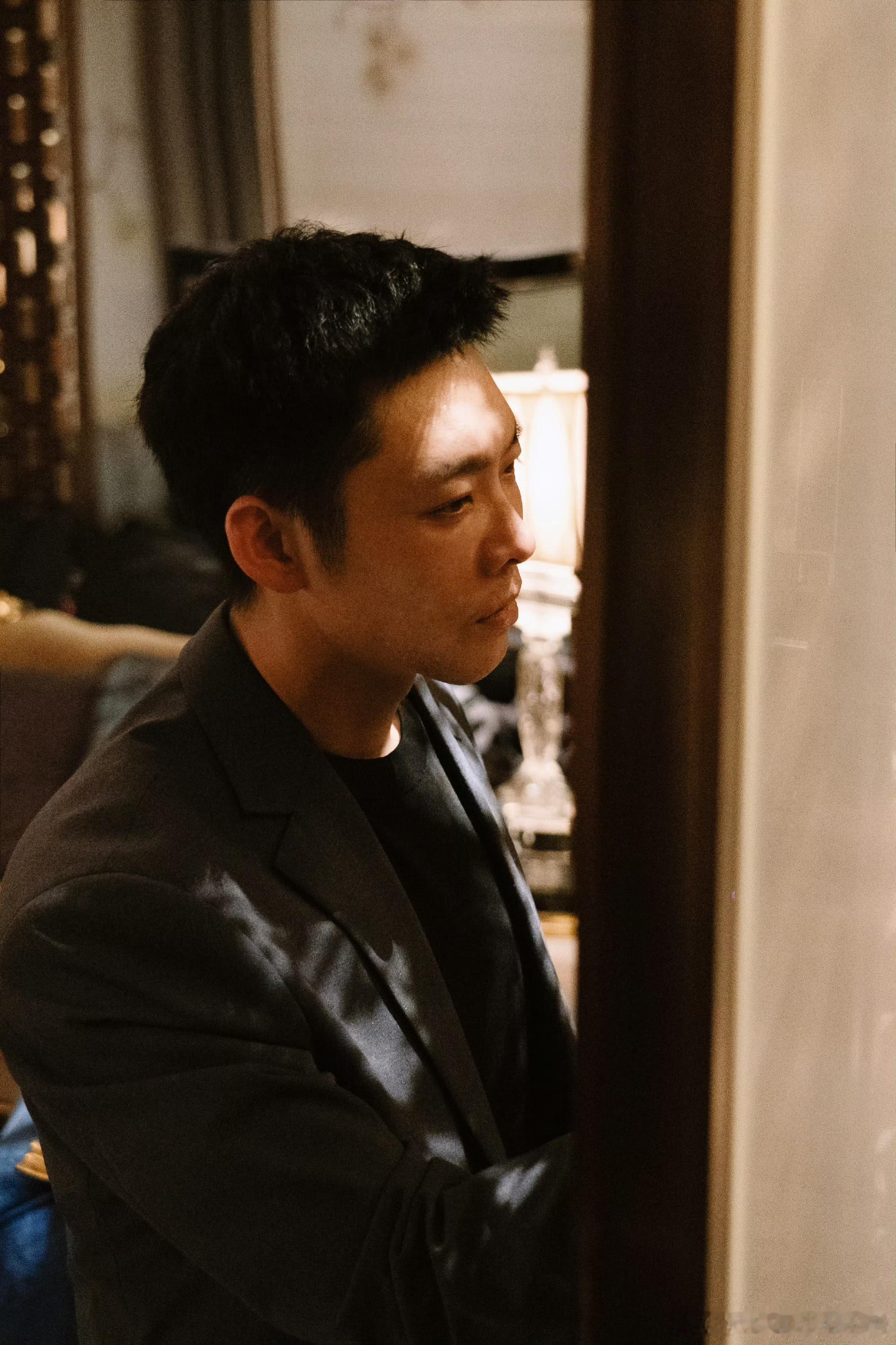 真怕徐冬冬端着老舅唱野狼徐冬冬和老舅两个人也是满满的欢乐，而且两个人还复刻了我们