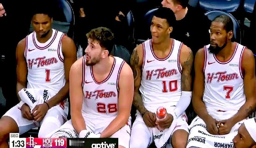 当裁判宣布爵士挑战成功时，火箭替补席瞬间沮丧。霍乐迪造马尔坎宁掩护犯规，哈迪