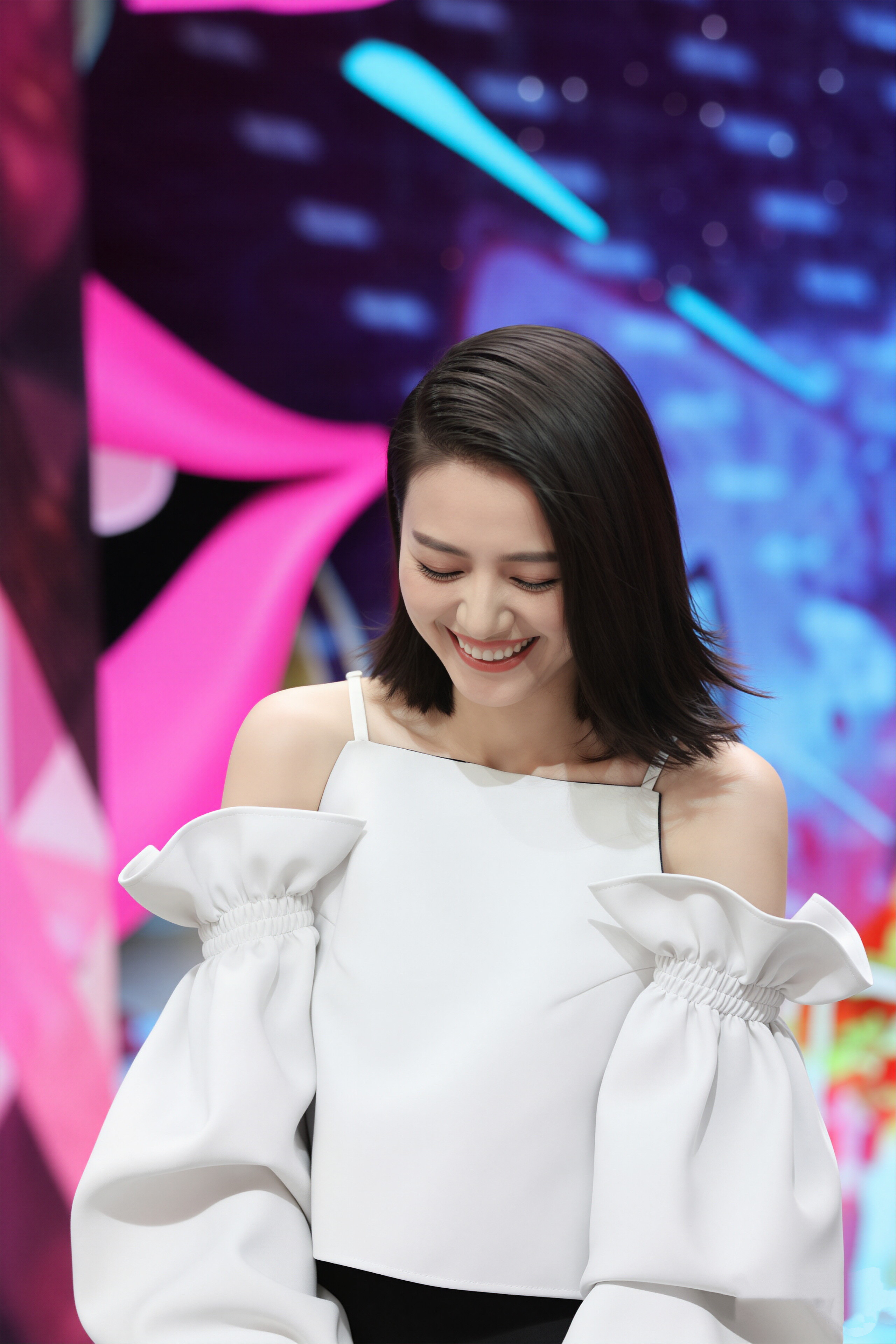 用一组温柔瞬间给出了最动人的注解。她眉眼舒展，笑意清浅，眨眼时的俏皮、垂眸时的温