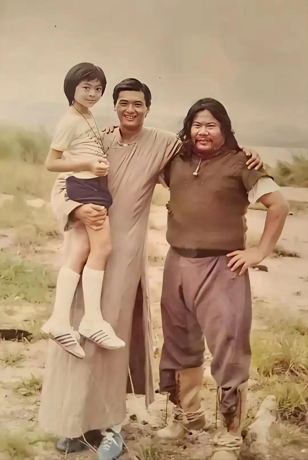 这张照片拍摄于1982年，当时27岁的周润发手上抱着9岁的樊少皇，而站在他身