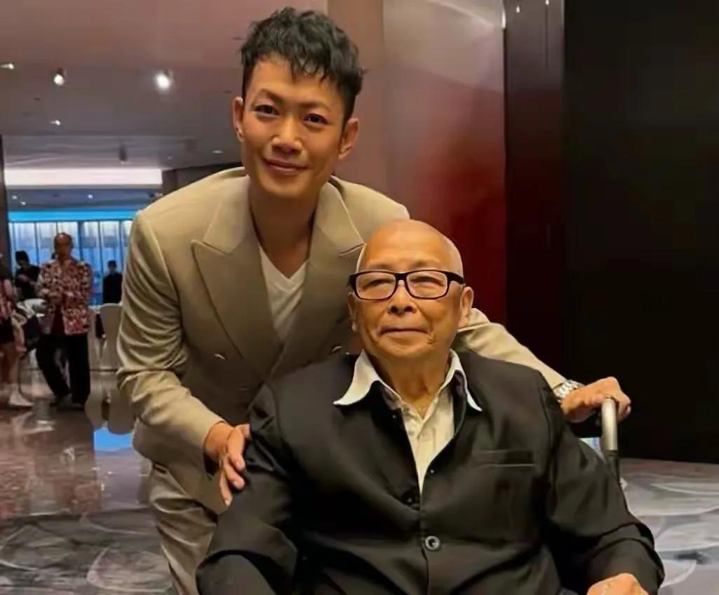 刘兆铭的心态真的很好，晚年的他，其实已经不可以自己走路，需要轮椅代步了，但是刘兆