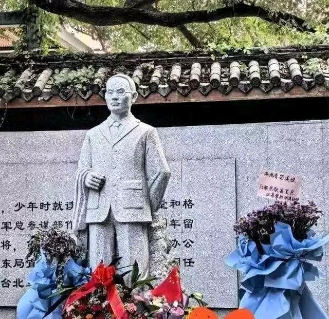 吴石其实事发后按常理死不了,他是参谋次长,顶头上司周至柔并不想他死,安排的三个审