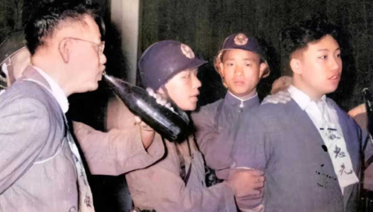 1950年7月17日，他双臂被反绑，由行刑宪兵灌下断头酒，他身姿挺拔，斯文干净，
