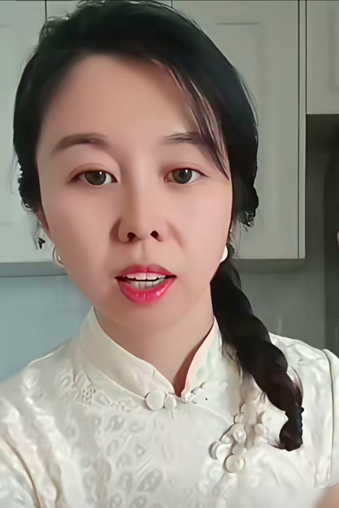 田静说，我言归正传说一句话，我是一名医生，不是护士。不管你们怎么说我，我就是一名医生，嫁给威威的时候