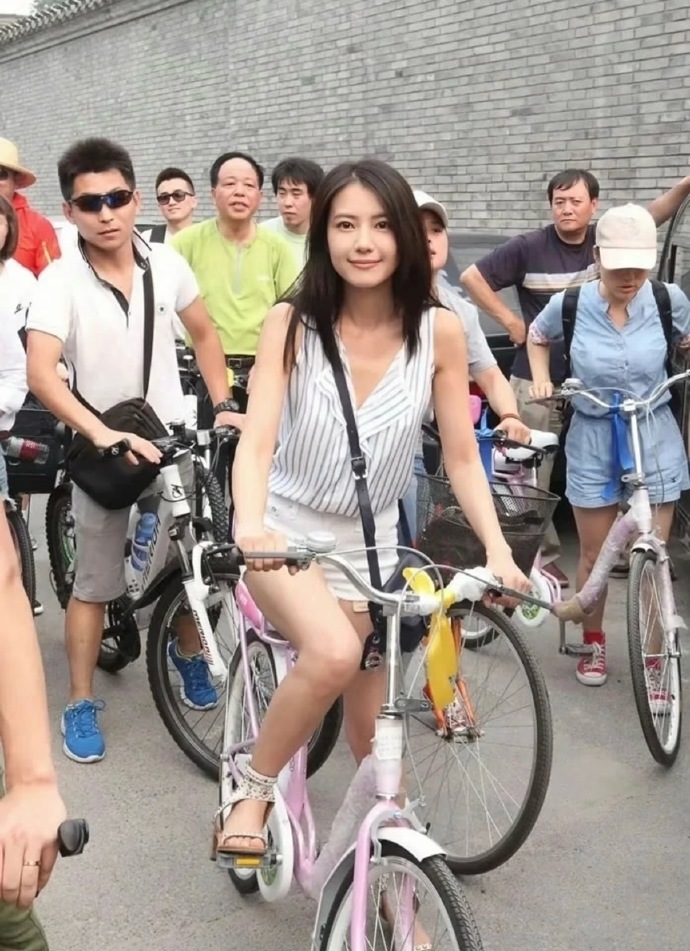 2013年34岁的高圆圆骑着单车逛北京胡同