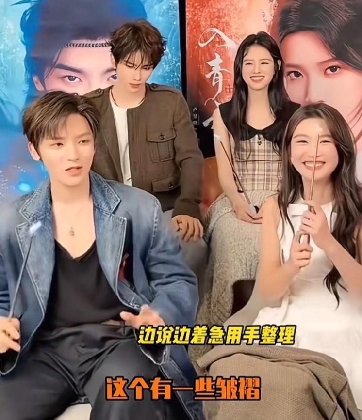 侯明昊在接受采访时，坐在椅子上岔开双腿，裆部凸起明显，工作人员好心递给他一个外套
