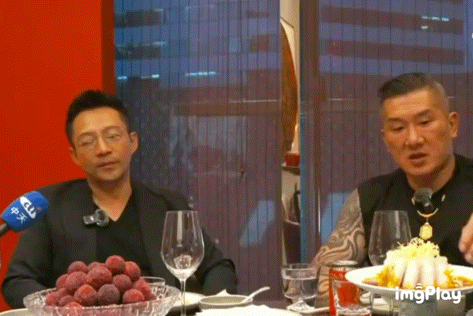 挺有意思的片段，关于汪小菲和“馆长”。汪小菲请“馆长”吃饭喝点，“馆长”说：