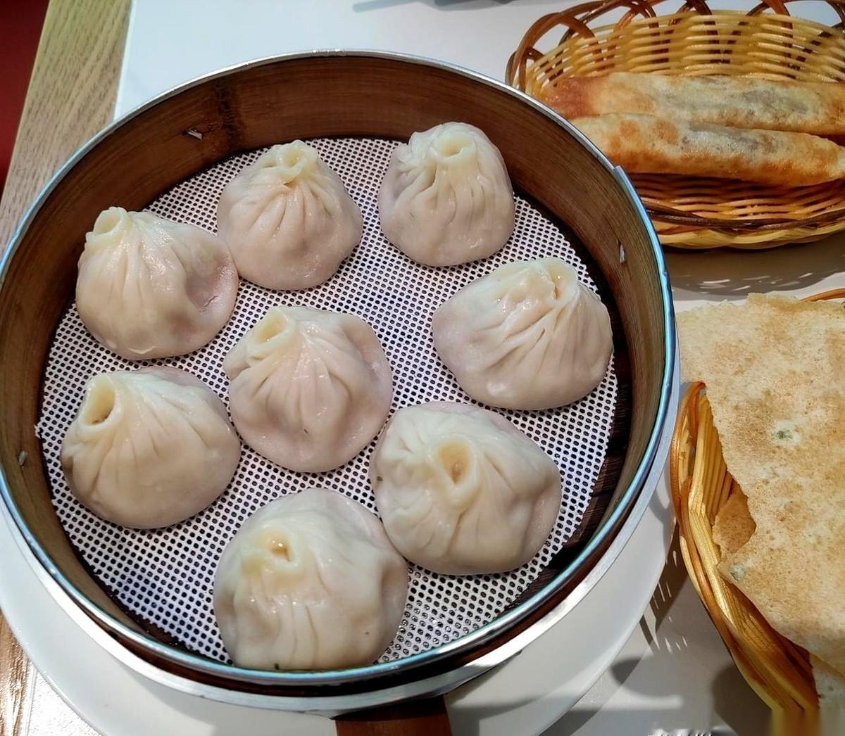 中午我在家烧饭，手一滑把蒸锅的钢化玻璃盖子摔成了碎小块。原本只穿个小裤衩躺在沙