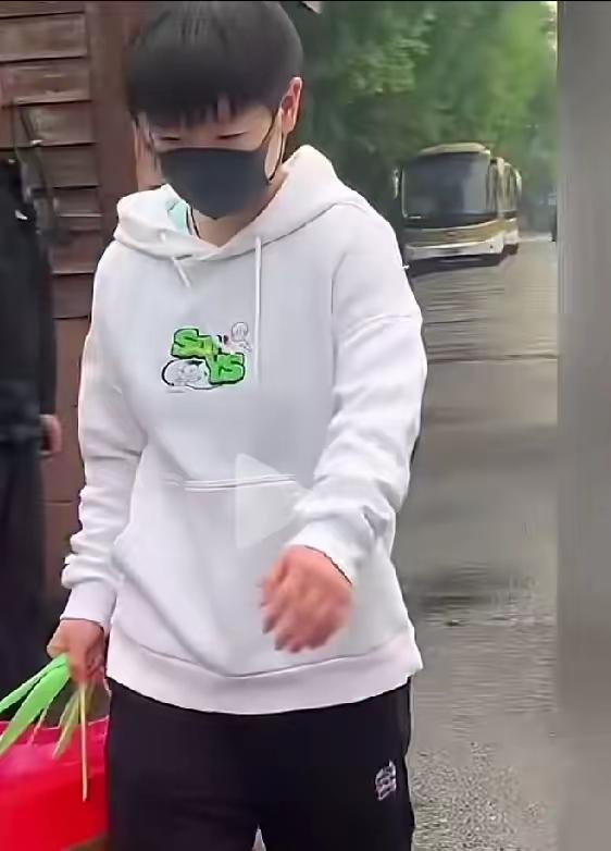 莎头回家过中秋节了吗？很多网友从北满结束的晚上到今天都发文称，莎莎北满结束后连