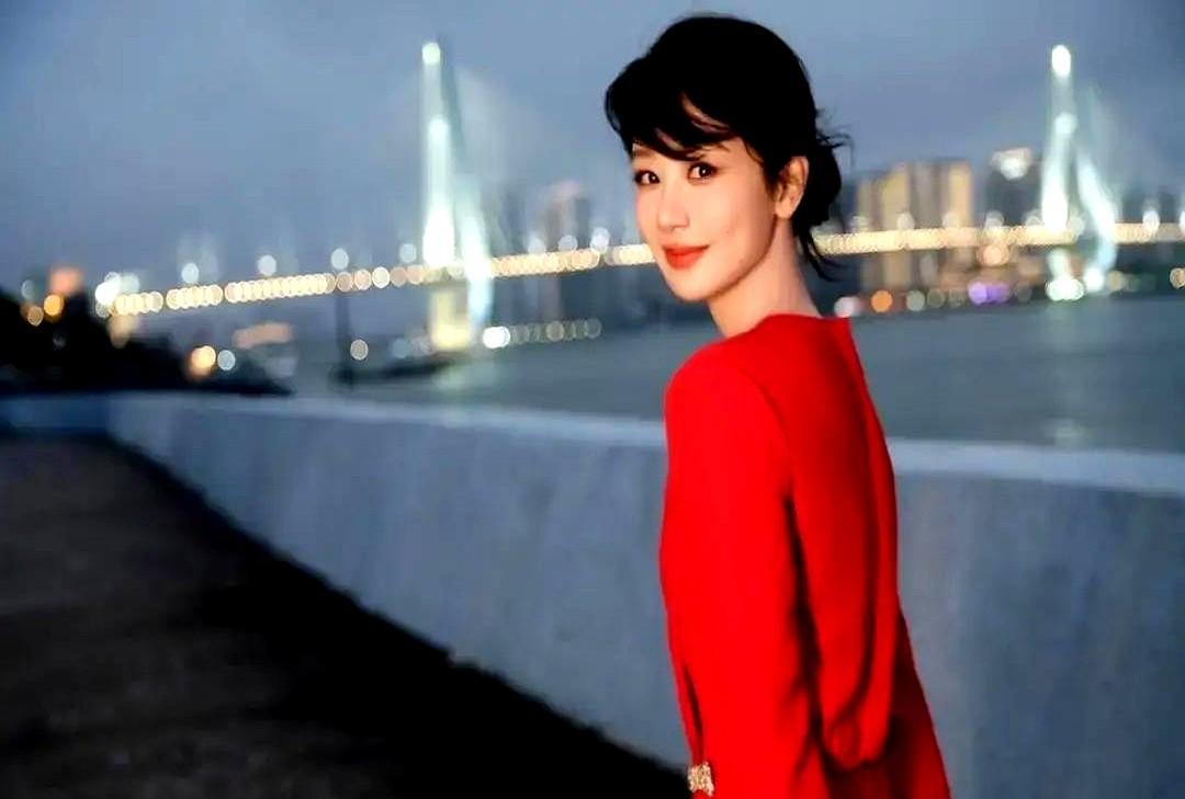 杨紫元旦晚会那条红裙，真有那么糟？其实裙子本身是90年代复古剪裁，官方图港风