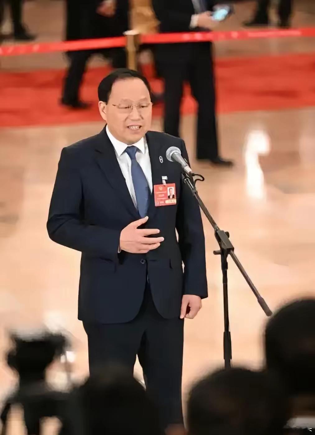 赛力斯工厂几年前连工资都发不出。重庆政府不断给钱给地，可厂里的机器还是越转越慢。