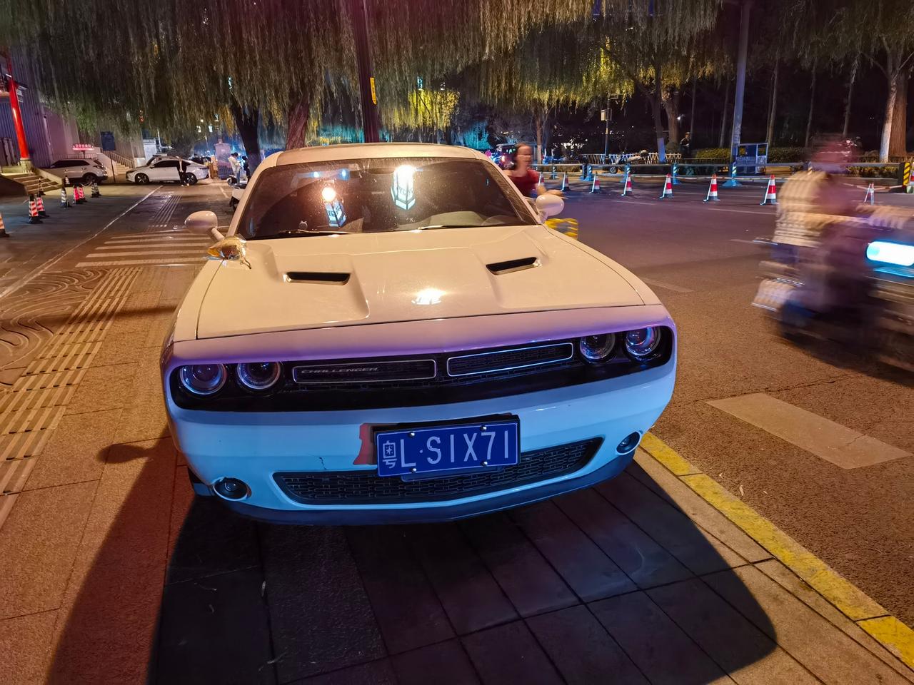 道奇srt恶魔