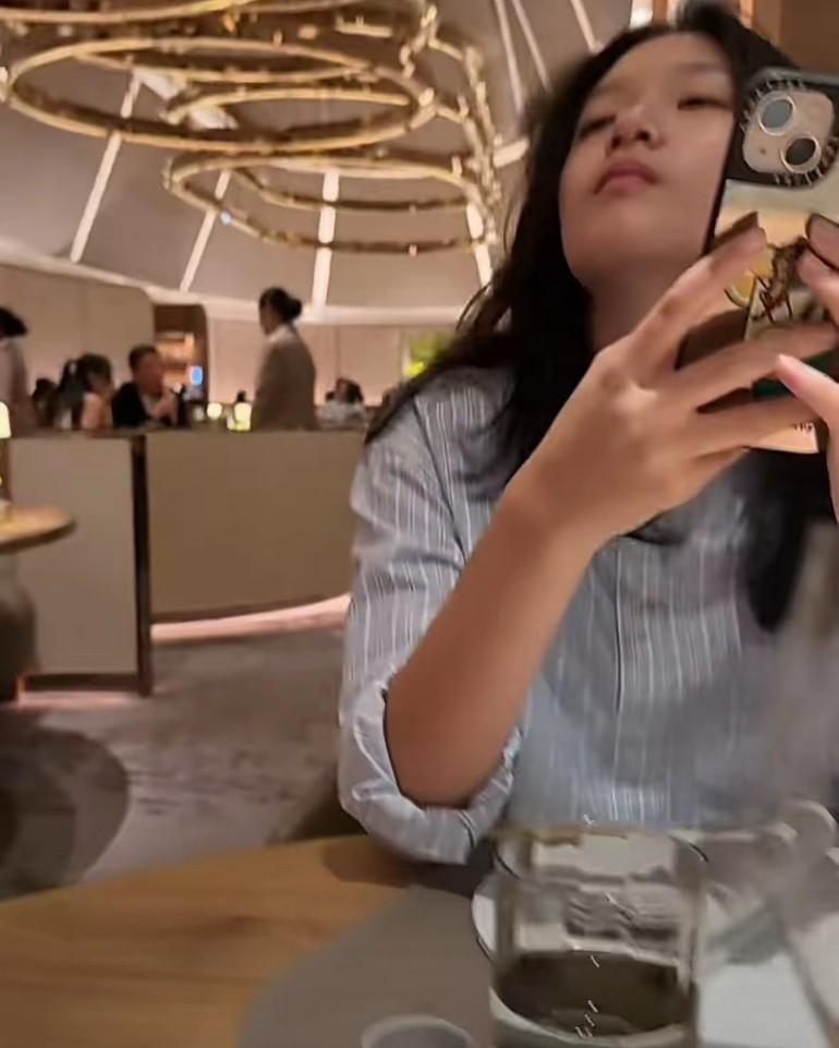 小玥儿换上了衬衫，剪短了头发，整个人精神了很多，爸爸把花女人身上的钱，总算用来打