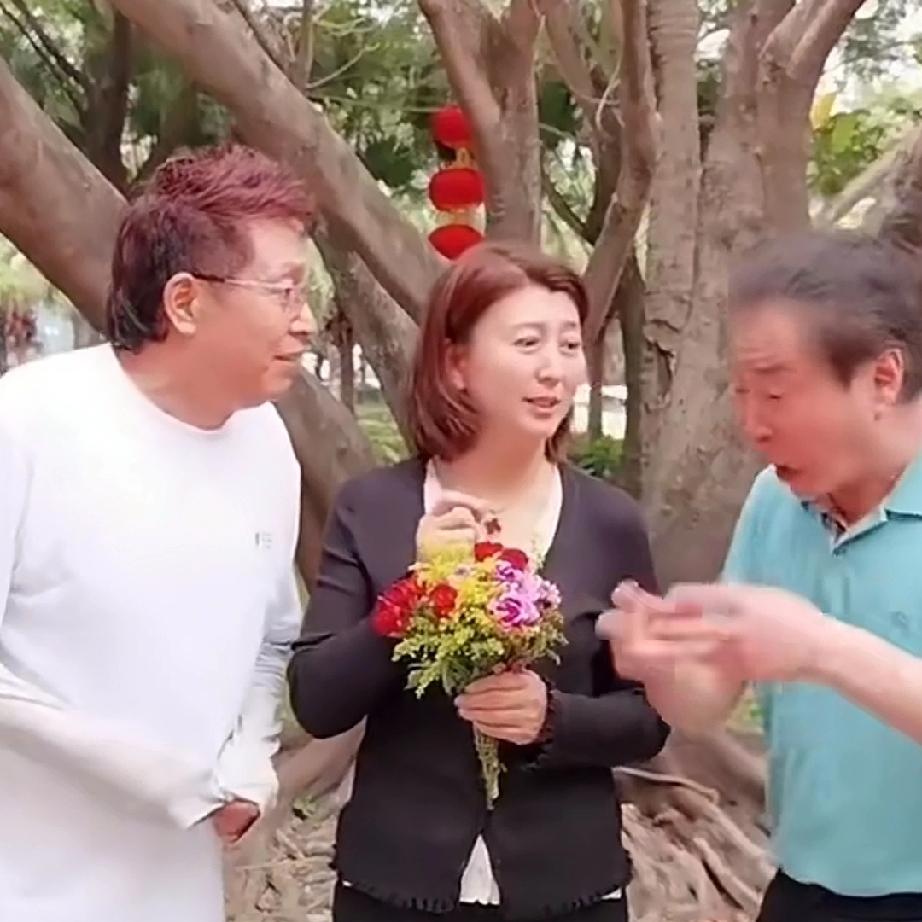 元宵佳节，闫学晶提出了一个到底是元宵好吃还是汤圆好吃的问题，王为念说当然是元宵好