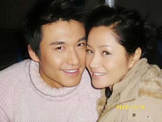 一次，在飞机上，胡兵突然对好友瞿颖说：“我其实一直喜欢你。”瞿颖哭着捶打胡兵的胸