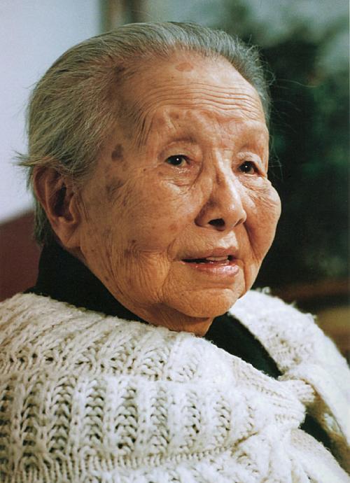 1997年，冰心长子趁妻子出国，把20岁的小女友带回家过夜。这件事发生时，邻