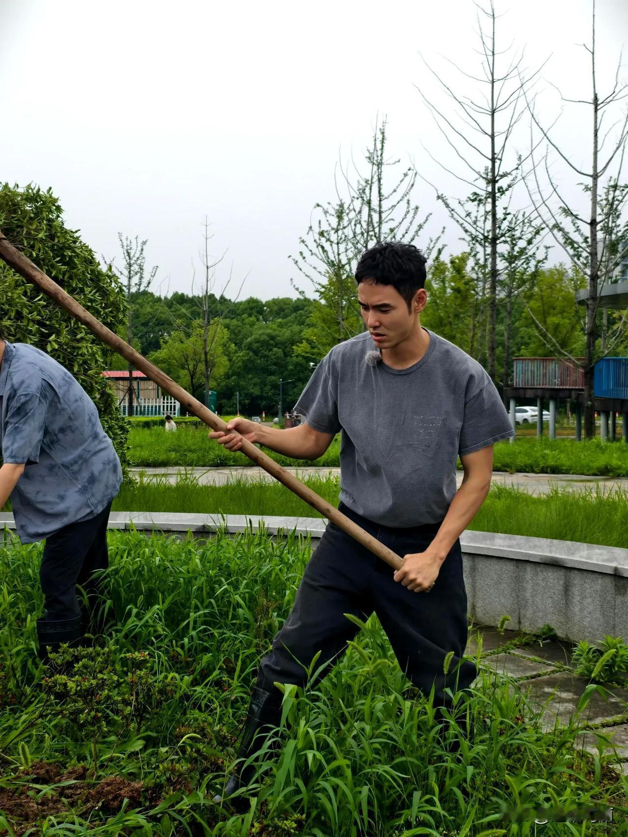 这边建议阮经天不要锄地锄我​[滑稽笑]完全就是纪存希啊