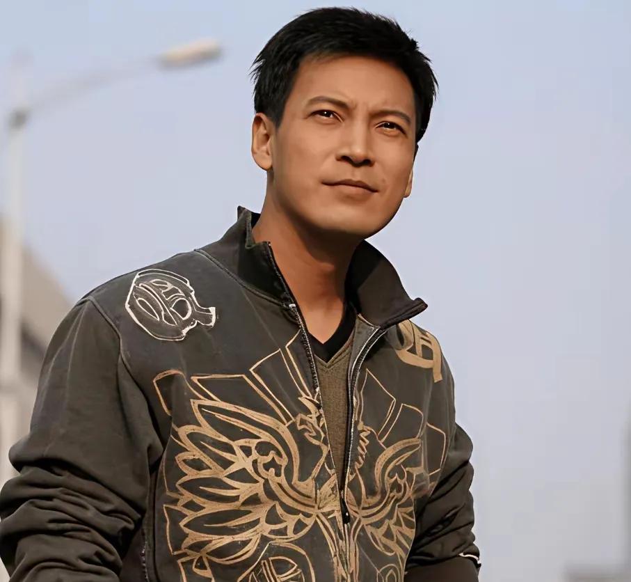 蒋勤勤估计怎么也想不到，当年被她嫌没野心甩掉的初恋，竟以这种方式杀回来了。