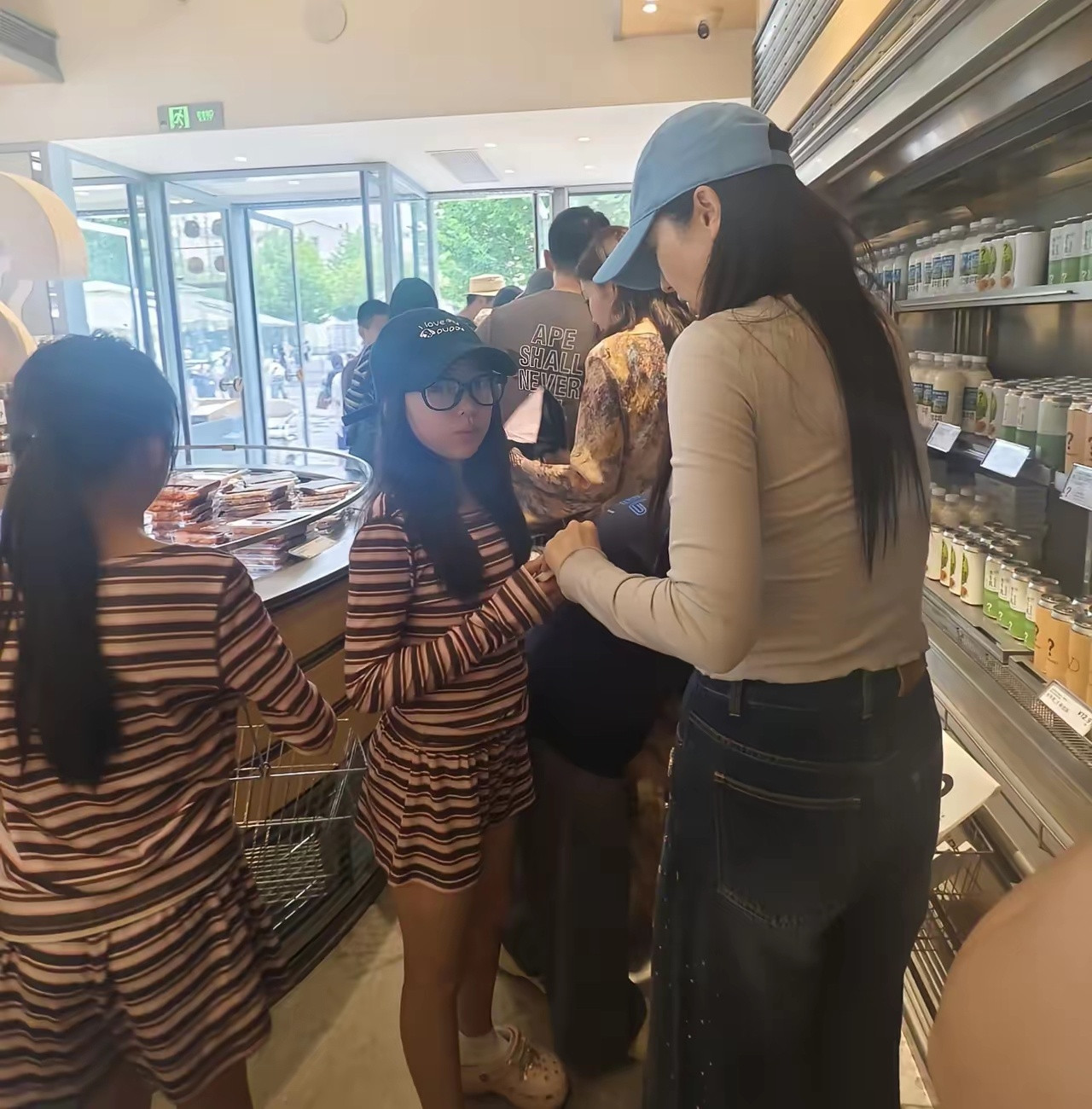 董璇带小酒窝在阿那亚买零食，母女俩颜值亮眼！不得不说，董璇是真漂亮，大高个儿，皮