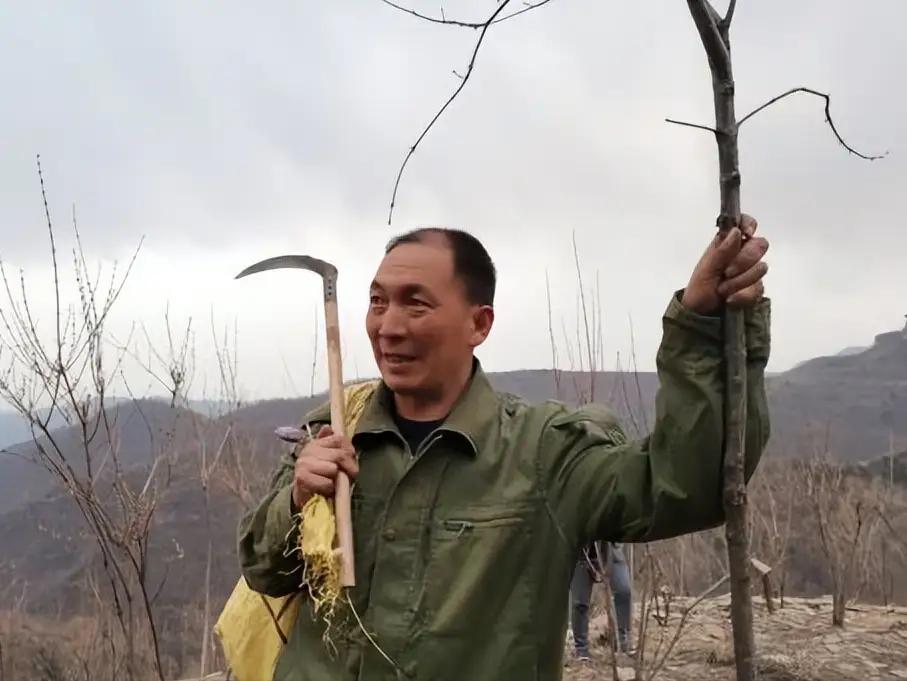 2009年深秋，山西黎城县孔家峧村村民郭海波在后山采药时，在一处崖脚发现了半掩在