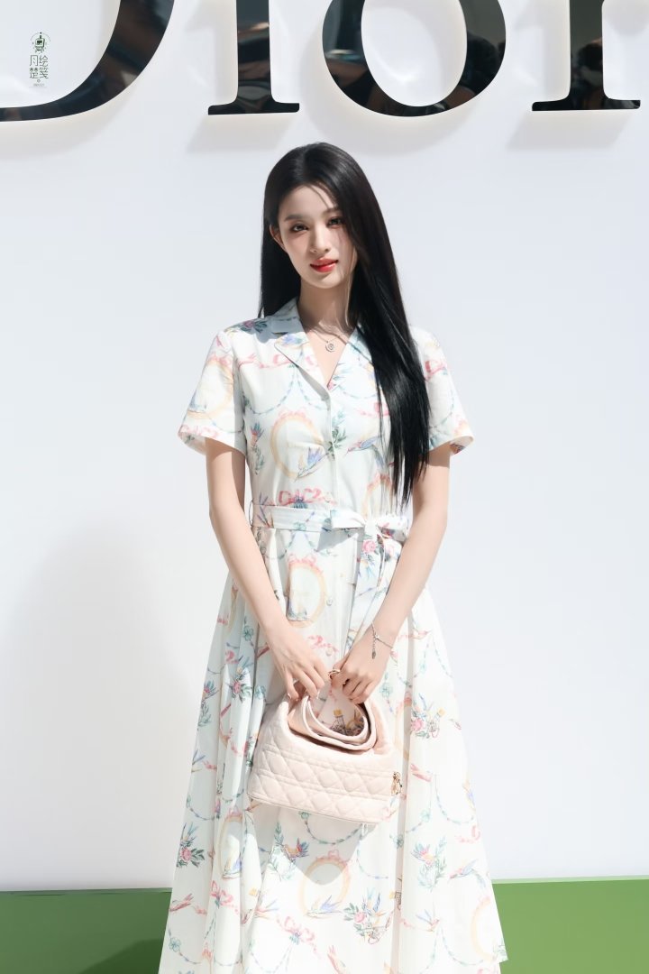 盘点小花现存成衣奢：周也:迪奥王楚然:迪奥张婧仪:Burberry田曦薇:Gu