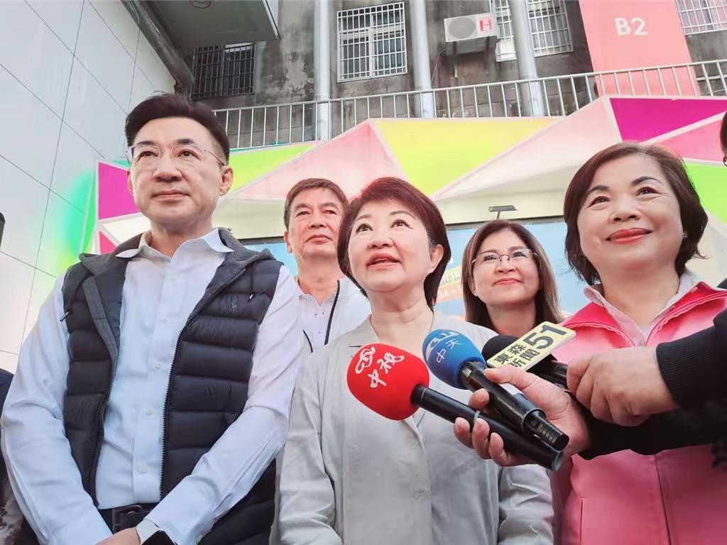 卢秀燕如果不改弦归正，跌出神坛是必然的。在台湾，政治人物只要不踩红线，就没有什