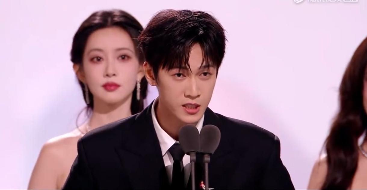 李昀锐星光大赏一句“感谢孟姐”炸锅！反套路发言戳中内娱痛点2025星光大赏