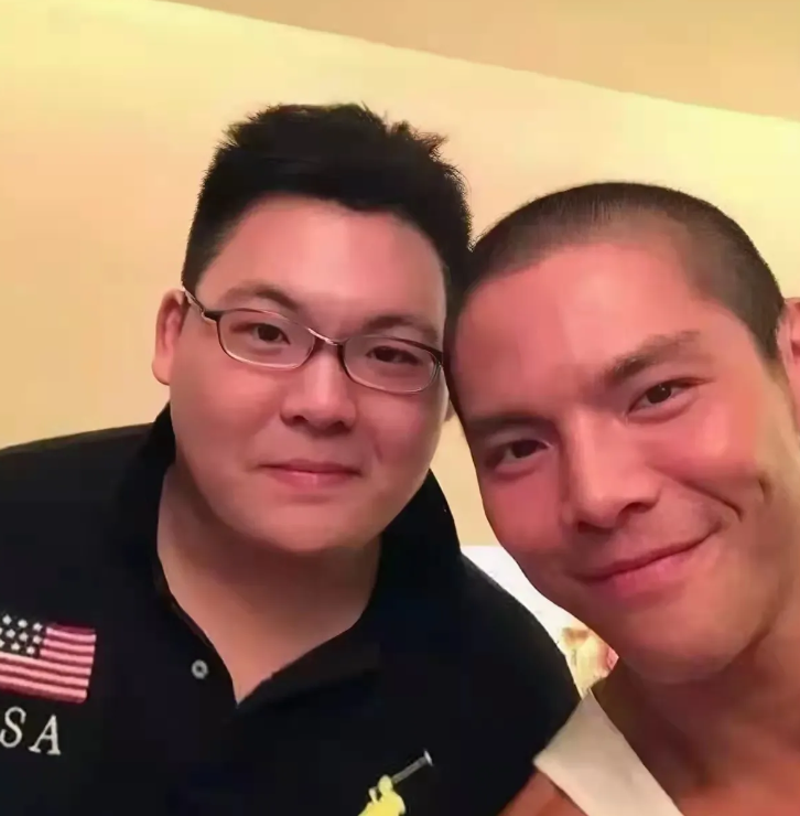 2009年的一个深夜，向华强的二儿子向佑突然撞到两个装修工，三人发生矛盾，大打出
