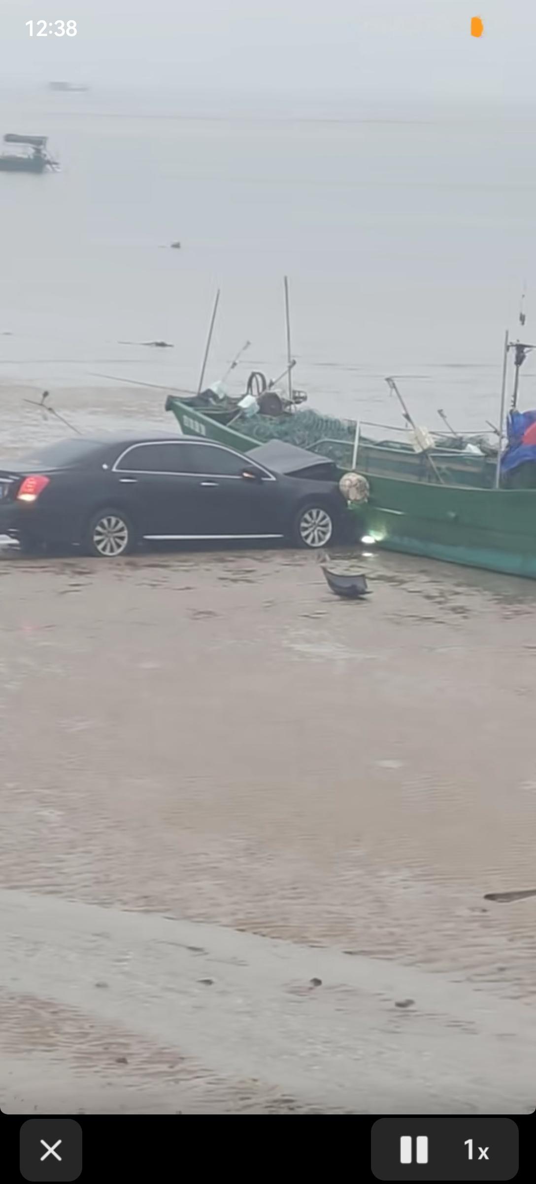 这个事故责任怎么认定？是报交警还是找海事呀？