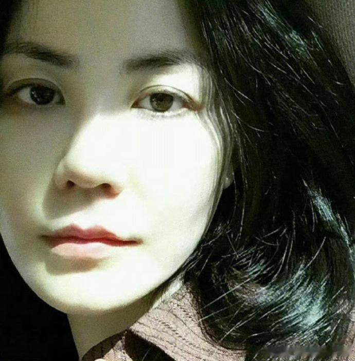1.春哥联系最多的就是倪妮了。纯粹是精神共鸣，春哥早就低调隐婚了。2.因为谢贤离