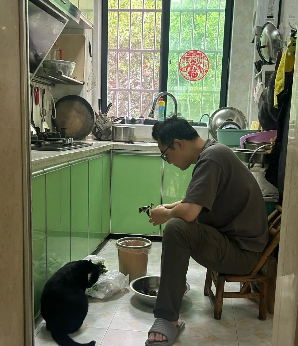 我老公失业后在家‘躺平’，一年后我却感动哭了：这才是真豪门！”去年，我家那位8