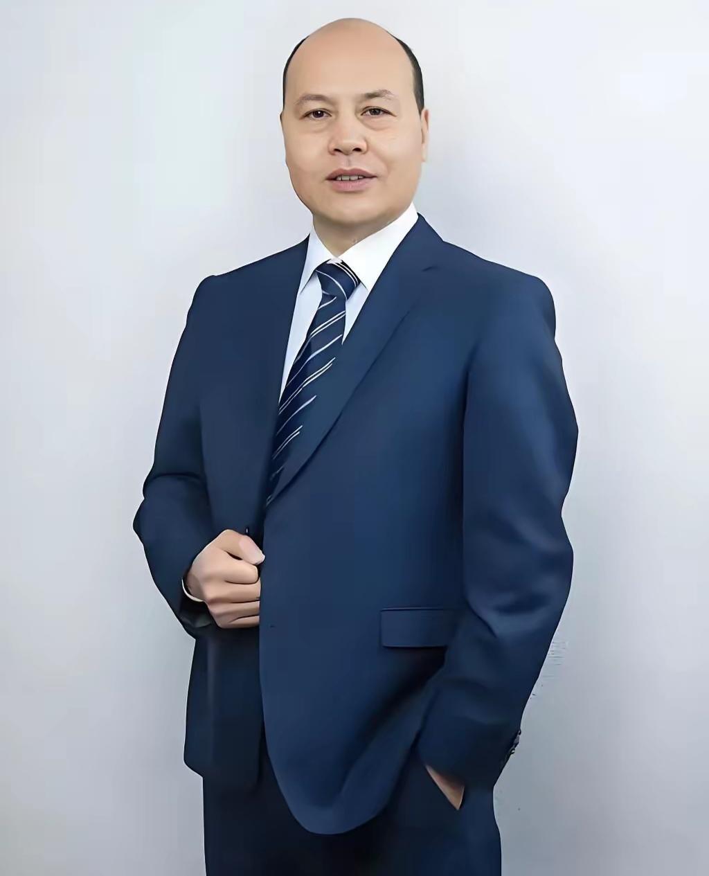 欺负崔丽丽的那个老板，终于看清他的庐山真面目了。查了一下，没想到他还是个985名