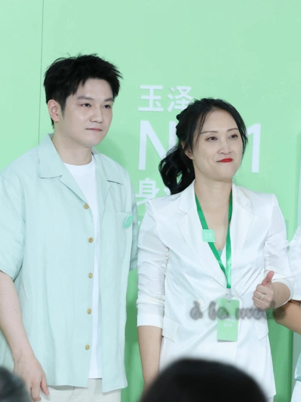 樊振东又又参加活动了，一天一场，回国后真的是四处召唤，玉泽活动！这个姐姐是高层