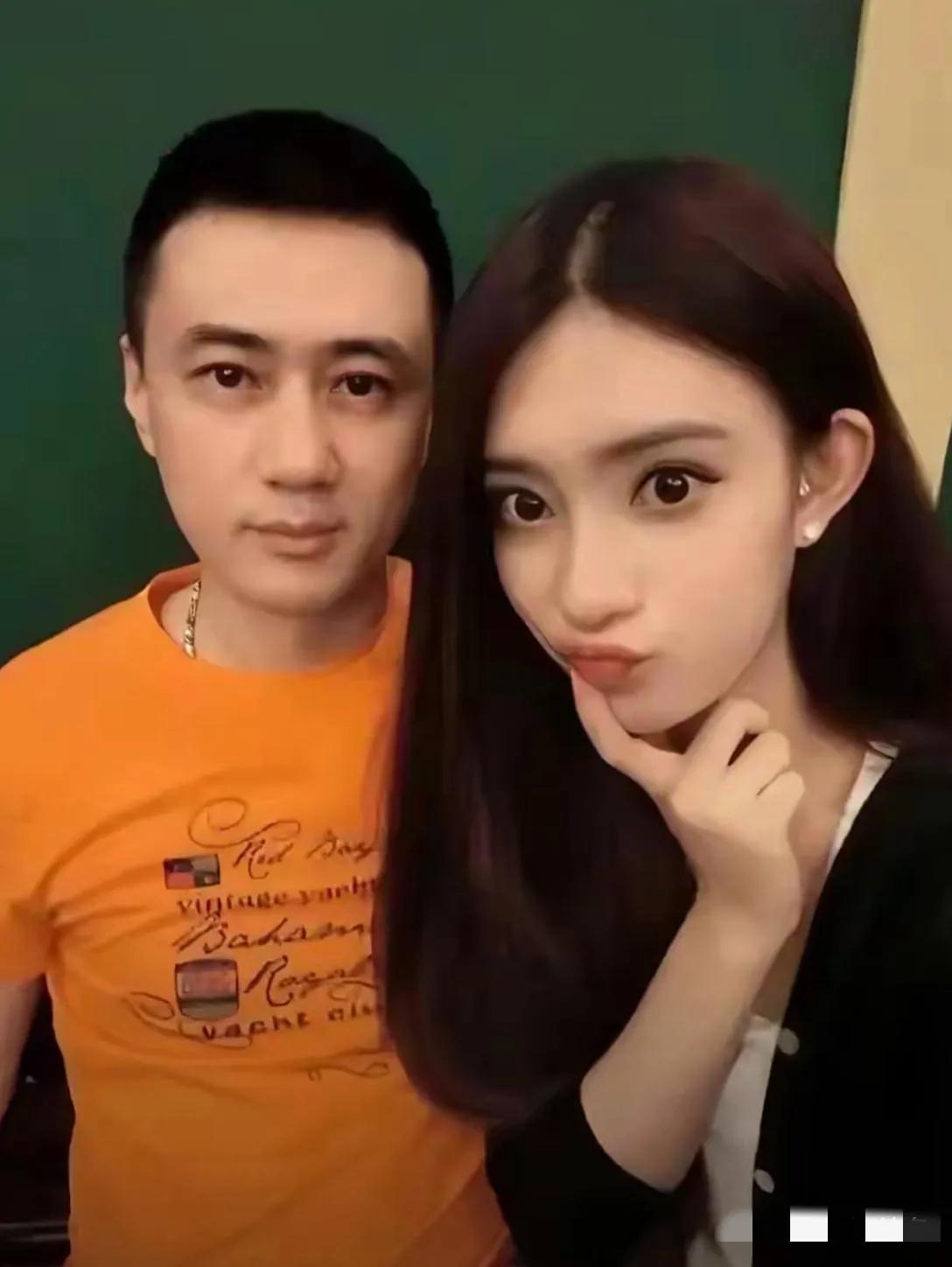 孟子义父女合照：原来龙眉凤目，双瞳剪水都神遗传了父亲的高颜值呀，父亲英姿昂藏，帅