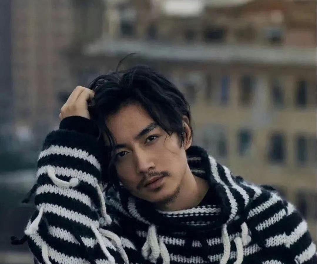 陈晓：想和你们聊聊。原来娱乐圈是什么样，陈晓看上去好像什么都没说，又好像什么都