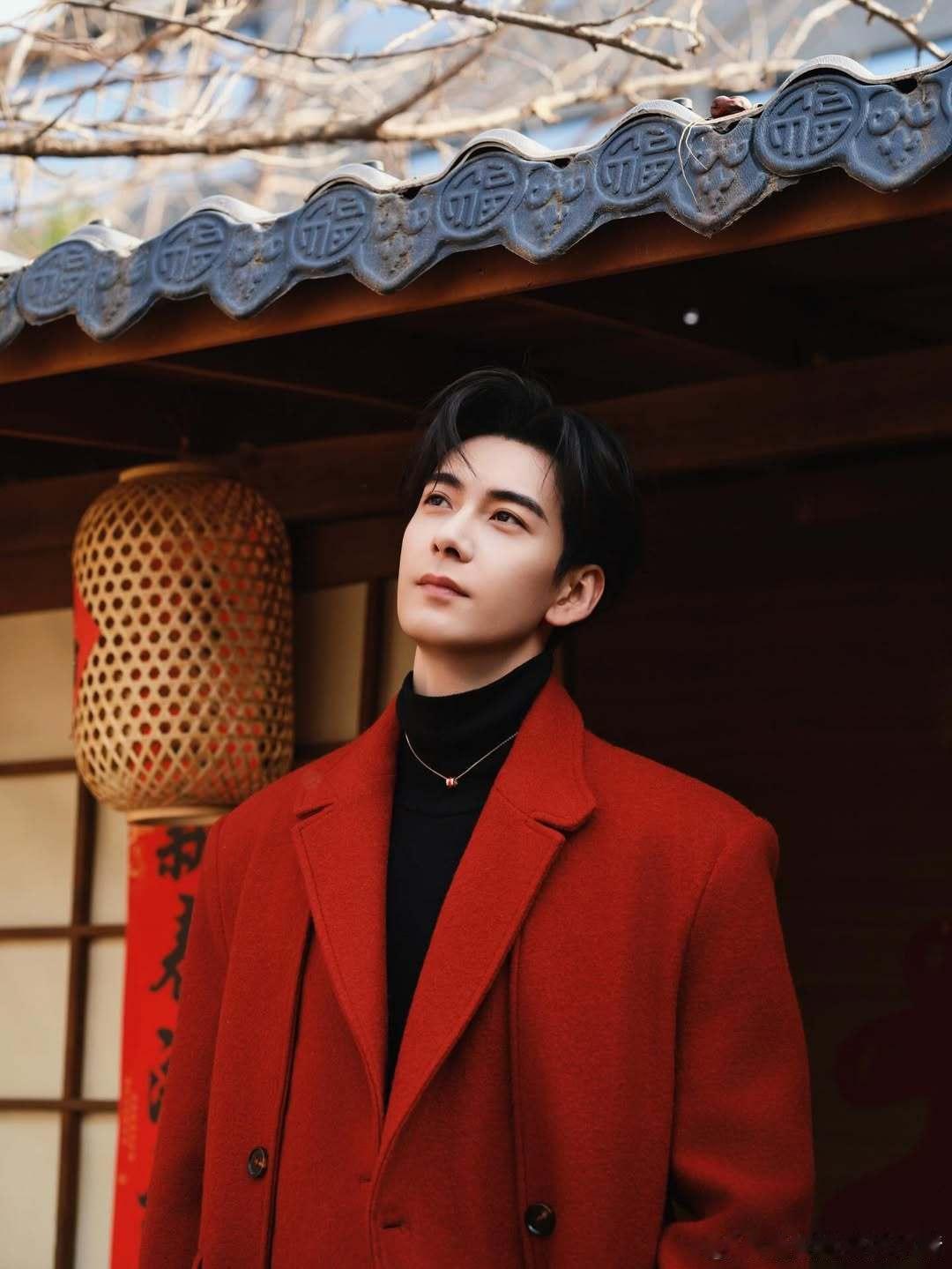 陈星旭ins更新，红色大衣造型