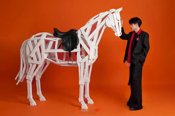 檀健次除夕写真大片，XIZHAO2025秋冬系列黑色粗花呢流苏套装，搭配上DE