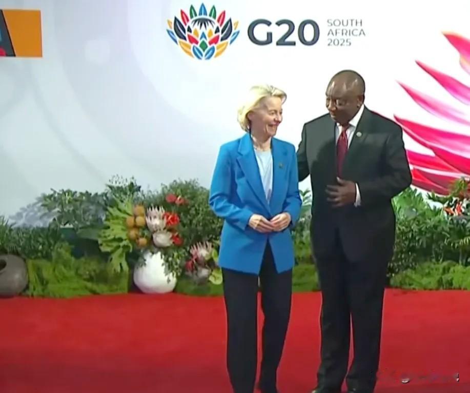 冯德莱恩身着“欧盟蓝“上衣出席“南非G20“峰会。发言时还“阴阳怪气“的不点名的