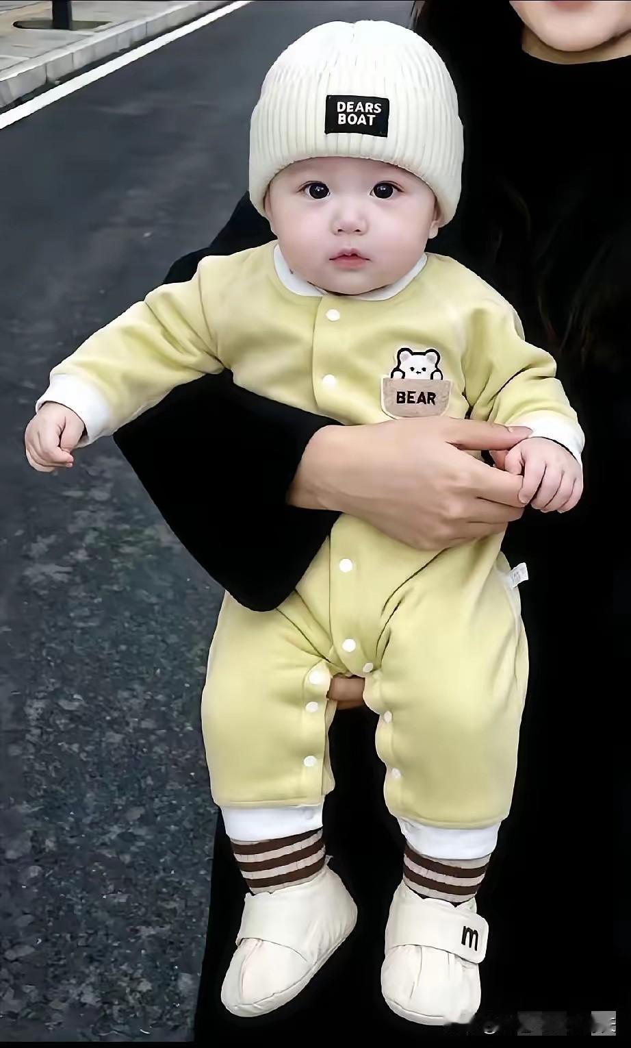 太心酸了！才刚满一岁的孩子，还在懵懵懂懂对着人笑，可他不知道，这个世界上最疼他