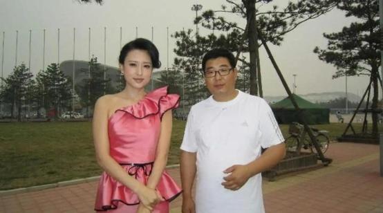 🌞2013年，毕老师把34岁的主持人张蕾，介绍给了54岁的富商王吉财，并劝