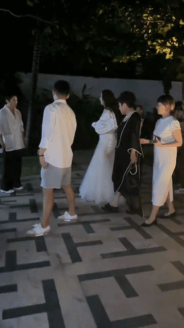 向太真的给足郭碧婷排面！郭碧婷大大方方的走在前面，向太心甘情愿的跟在儿媳妇身后，